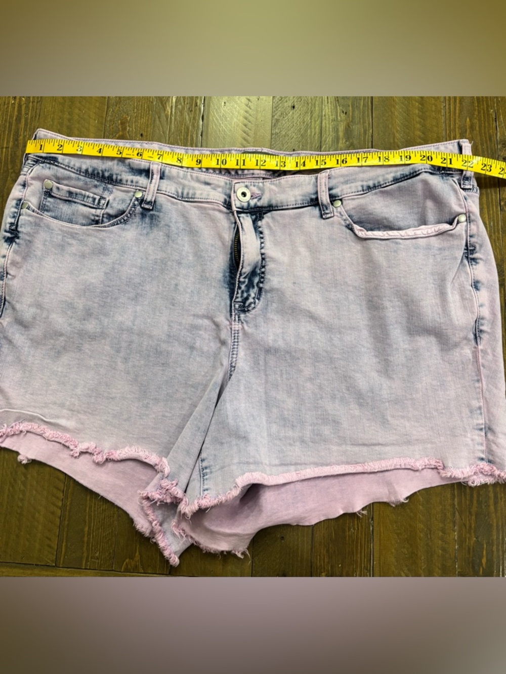 Torrid Pink Mineral Wash Denim Shorts Size 24 - Picture 3 of 3